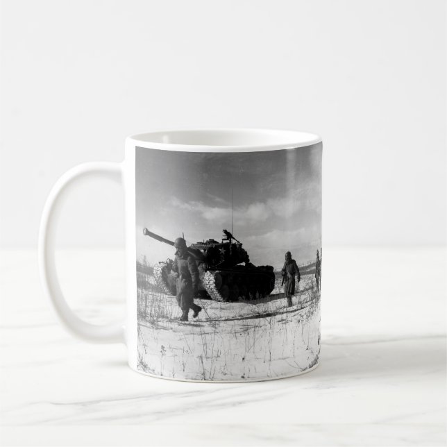 Mug ęr Division de la Marine se déplaçant par le (Gauche)