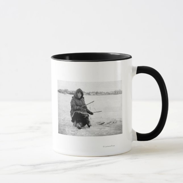 Mug Eskimo Ice Fishing in Nome, Alaska Photographie (Droite)