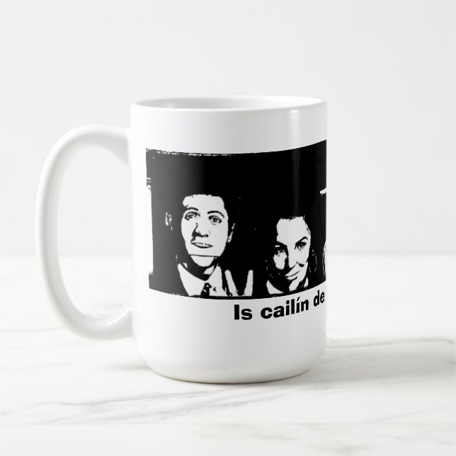 Mug Est cailín de chuid Dhoire moi (Je suis une fille  (Gauche)