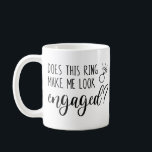 Mug Est-Ce Que Cette Bague Me Fait Apparaître Mariée E<br><div class="desc">Cette tasse amusante pour une future mariée est le cadeau parfait ou la façon parfaite d'annoncer à vos amis et à votre famille que vous êtes fiancée !</div>