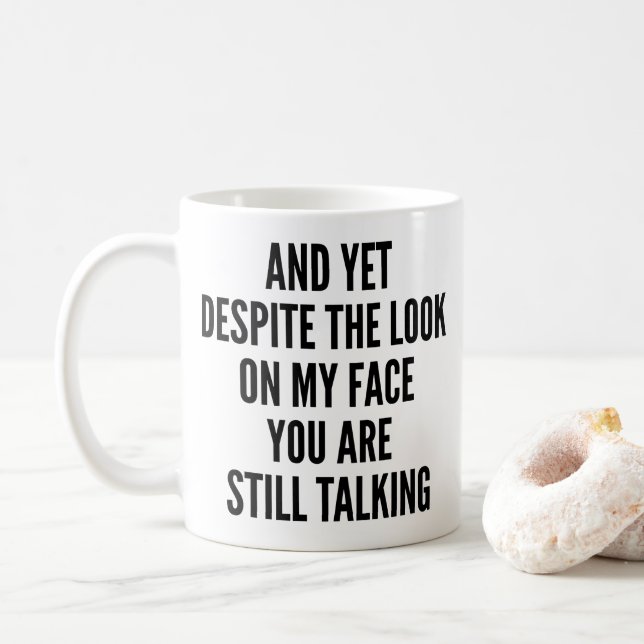 Mug Et pourtant, malgré le regard sur mon visage, vous (Avec donut)