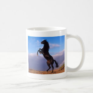Mug Étalon noir sauvage élevant le cheval