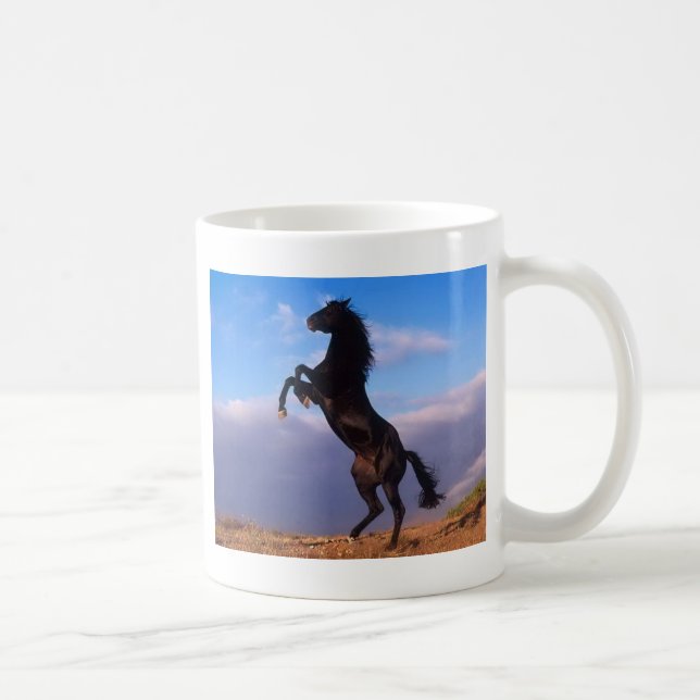 Mug Étalon noir sauvage élevant le cheval (Droite)