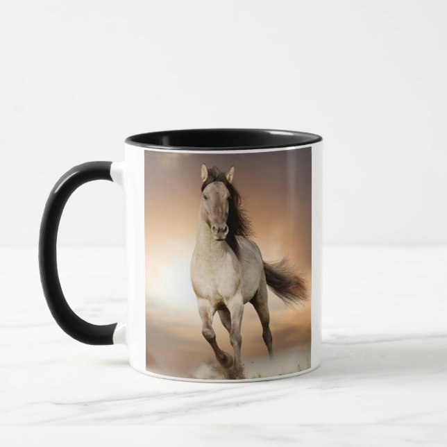 Mug Étalon sauvage fonctionnant dans le coucher du (Gauche)