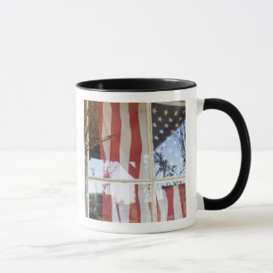 Mug États-Unis, Oregon, Shaniko. Drapeau dans la fenêt