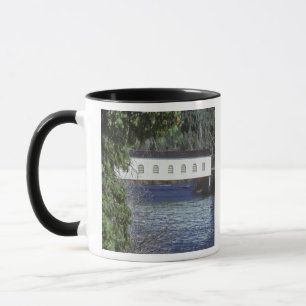 Mug États-Unis, Oregon. Un pick-up traversant le
