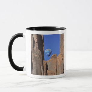 Mug États-Unis, Utah, Monument Valley. Une montgolfièr