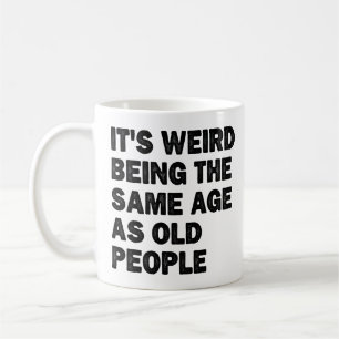 Mug Étrange Étant Le Même Âge Que Les Personnes Âgées 