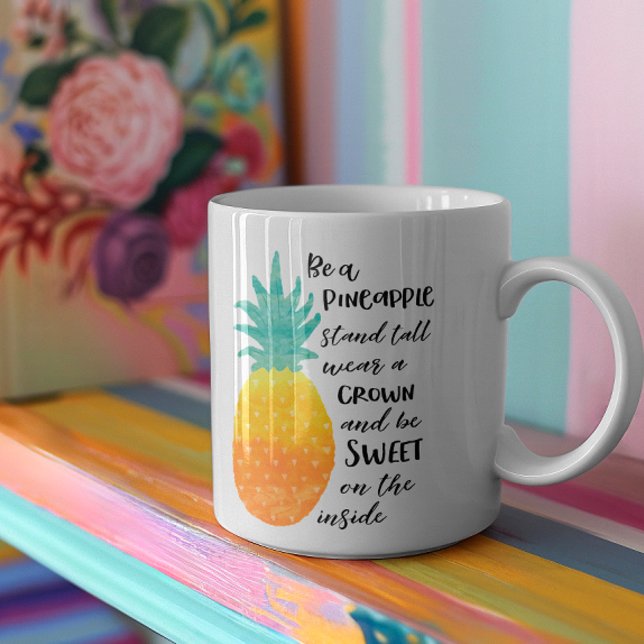 Mug Être un ananas Inspirationnel Aquarelle Typographi (Remember to stay sunny and quirky all year around with this fresh, original designed mug.)