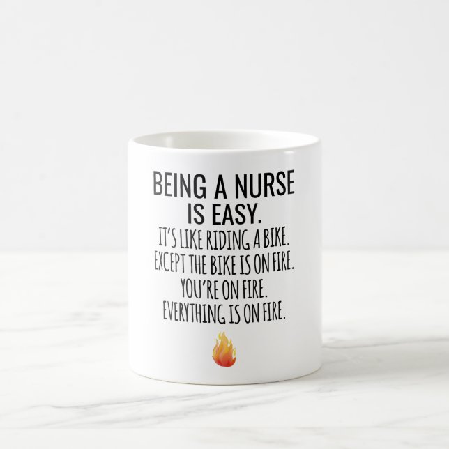 Mug Être une infirmière est facile c'est comme rouler  (Centre)