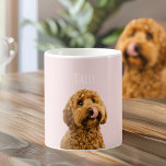 Mug Étui de téléphone rose pastel personnalisé avec ph<br><div class="desc">Profitez de vos boissons préférées avec une touche de personnalisation grâce à cette tasse rose pastel, ornée d'une photo de votre chien adoré et de son nom. Fabriquée en céramique de haute qualité, cette tasse est à la fois durable et compatible avec le micro-ondes, parfaite pour le café, le thé...</div>