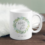 Mug Eucalyptus Wreath Mère de la mariée<br><div class="desc">Une tenue de mariage douce et élégante pour votre mère le jour de votre mariage, la tasse présente une couronne d'aquarelle de feuilles d'eucalyptus vert sauge et le feuillage avec "mère de la mariée" inscrit à l'intérieur en écriture manuscrite. Personnalisez avec votre date de mariage en dessous. Conçu pour correspondre...</div>