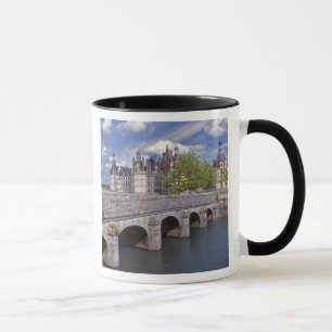Mug Europe, France, Chambord. Un pont de pierre mène