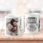 Mug Extraordinaire papa personnalisé photo collage<br><div class="desc">Personnalisez facilement ce "Derrière chaque grande fille est un père vraiment extraordinaire" typographie de citation design avec deux de vos photos préférées. Fait un grand cadeau pour les Fêtes des pères ou les occasions spéciales.</div>