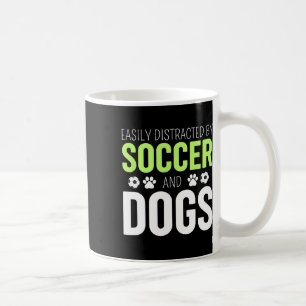 Mug Facilement Distrait Par Le Football Et Les Chiens
