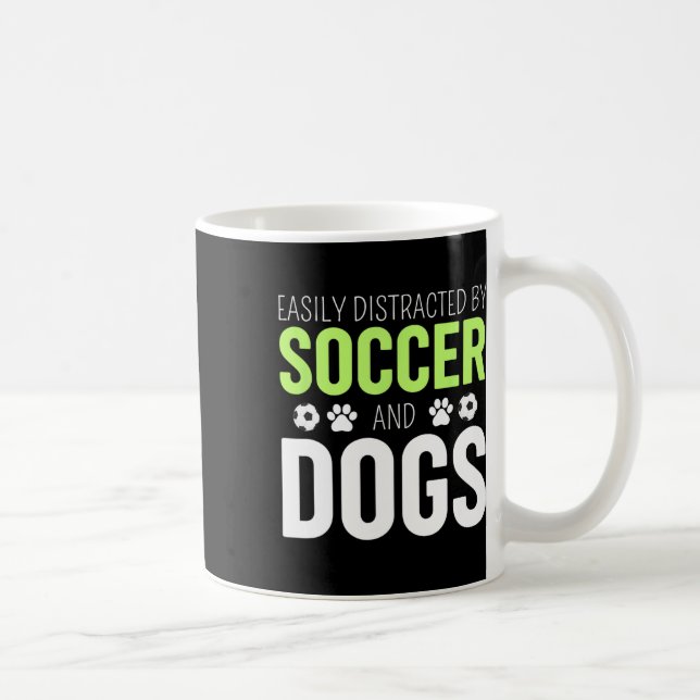 Mug Facilement Distrait Par Le Football Et Les Chiens  (Droite)