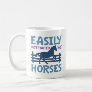 Mug Facilement Distrait Par Les Chevaux