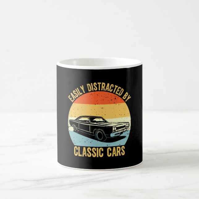Mug Facilement Distrait Par Les Voitures Classiques (Centre)