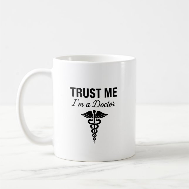 Mug Fais-moi confiance, je suis un médecin, un design  (Gauche)