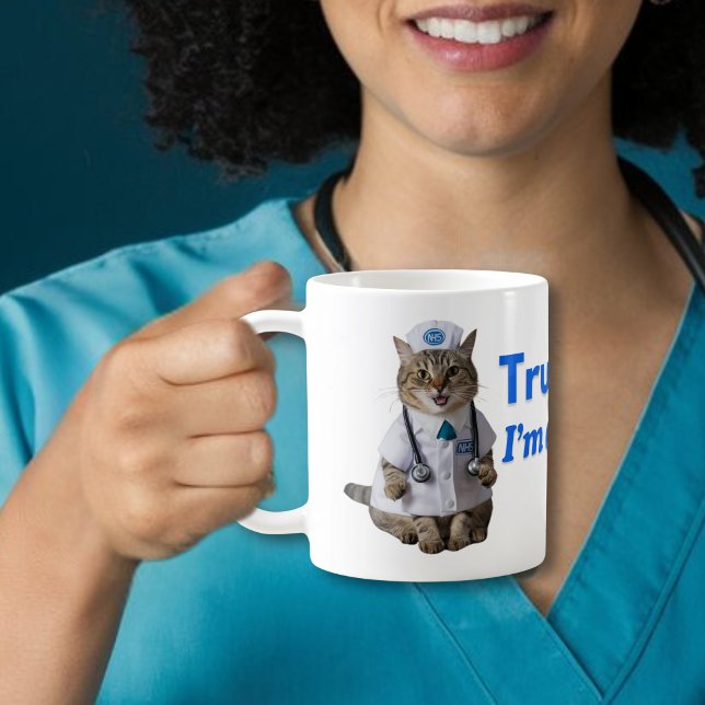 Mug Faites-moi confiance Je suis infirmière NHS, médec (Créateur téléchargé)