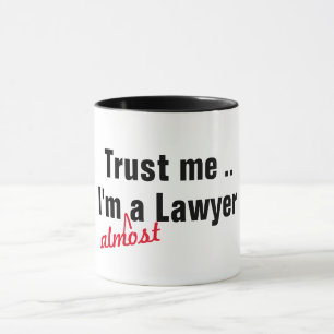 Mug Faites-moi confiance Je Suis Presque Avocat Droit