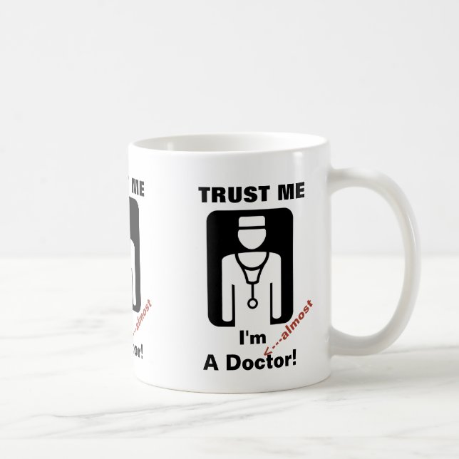 Mug Faites-moi confiance je suis presque un docteur (Droite)