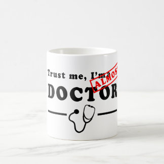 Mug Faites-moi confiance, je suis presque un docteur M