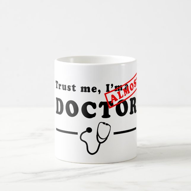 Mug Faites-moi confiance, je suis presque un docteur M (Centre)