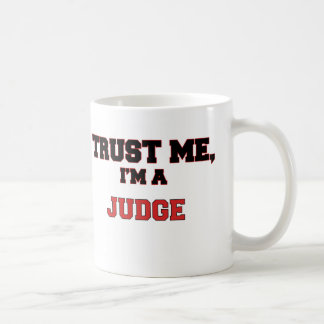 Mug Faites-moi confiance je suis un mon juge