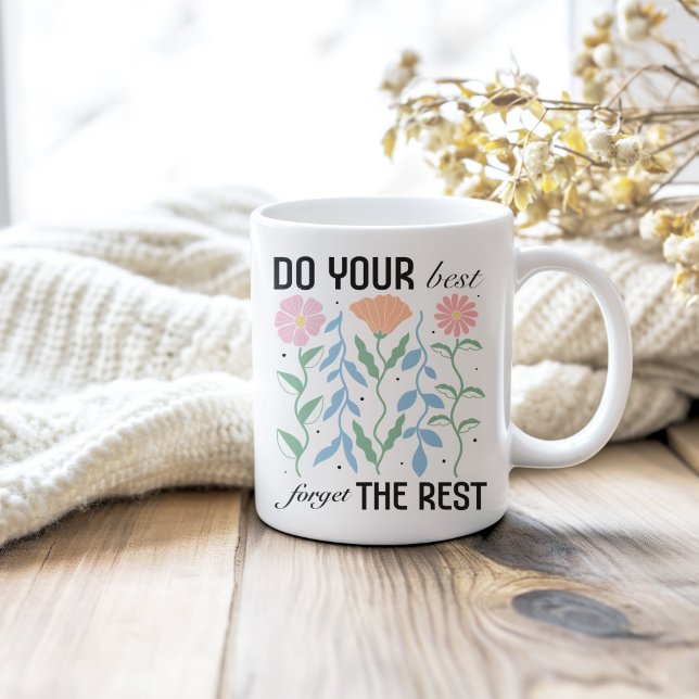 Mug "Faites votre mieux oublier le reste" Retro Floral ("Do Your Best Forget the Rest" Retro Floral Coffee Mug on a neutral cozy wooden table.)