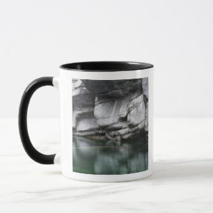 Mug Falaise arrondie de roche par la rivière de