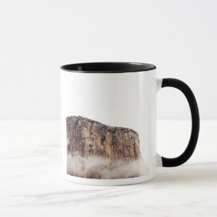 Mug Falaise pure se levant au-dessus des nuages