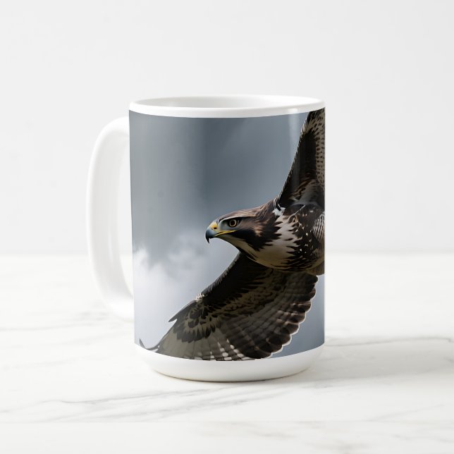 Mug Faucon majestueux s'élevant dans les nuages orageu (Devant gauche)