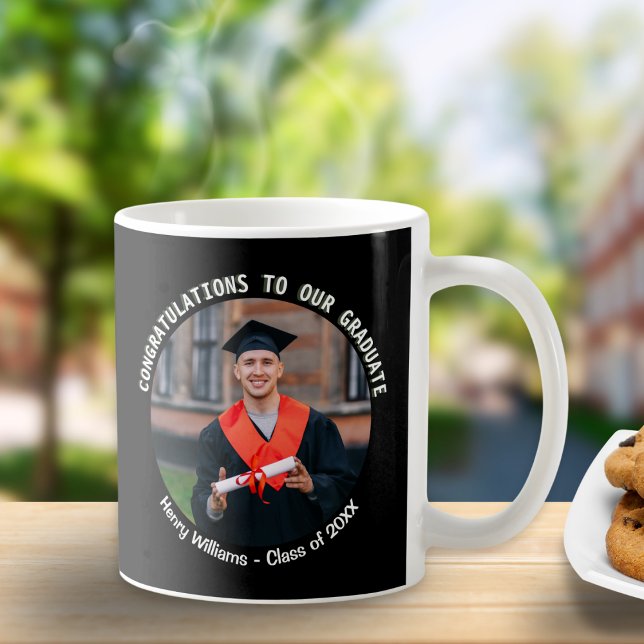 Mug Félicitations aux diplômés Black Keepsaké Photo (A stylish mug for a graduate, with congratulations message, custom photo, name and 'class of' year)