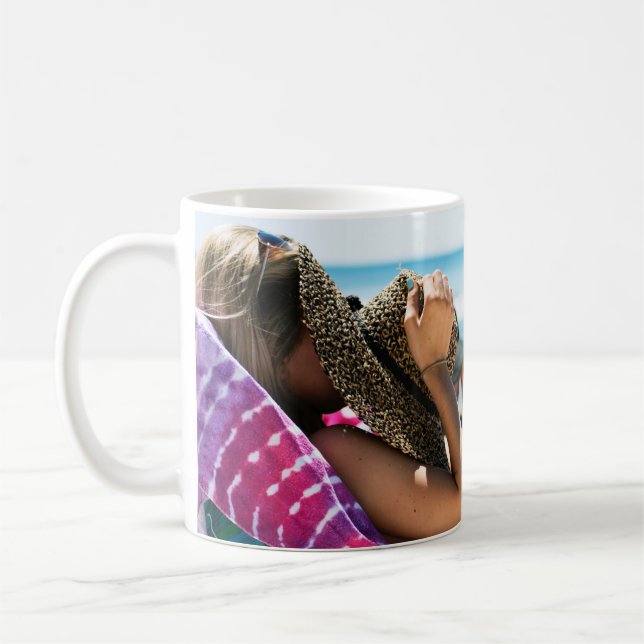 Mug Femme allongée sur une chaise longue qui couvre so (Gauche)