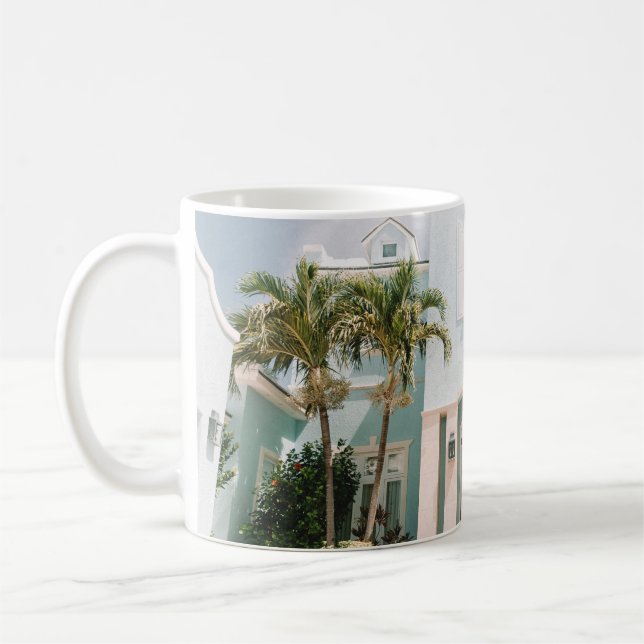 Mug Femme assise devant l'immeuble (Gauche)