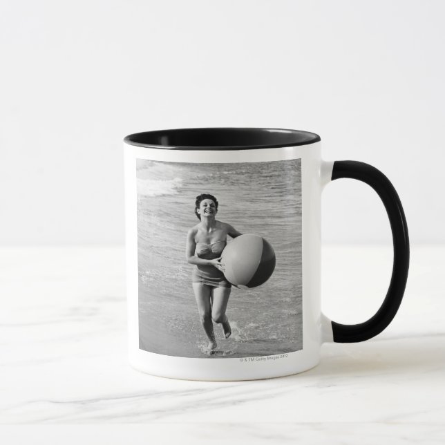 Mug Femme avec du ballon de plage (Droite)