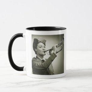 Mug Femme dans l'uniforme de soldat