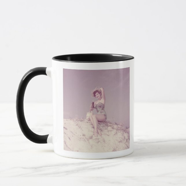 Mug Femme détendant sur la plage (Gauche)