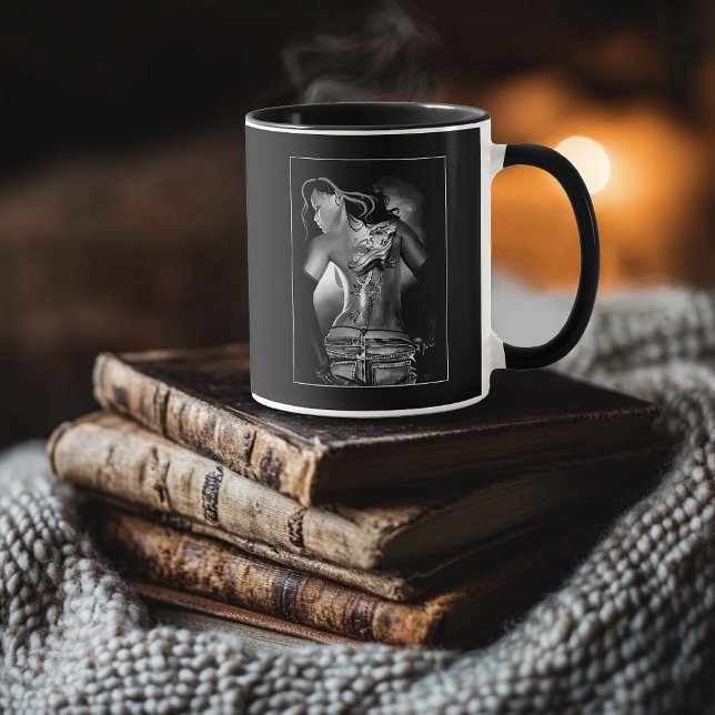 Mug Femme Dragon Tatouée Noir et Blanc Edgy (Créateur téléchargé)