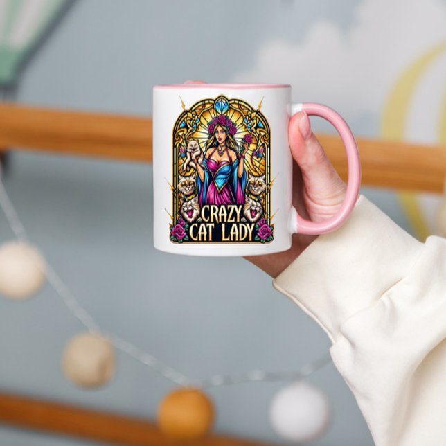 Mug Femme Élégante Tenant Kitten Avec Chats Environnan (Créateur téléchargé)