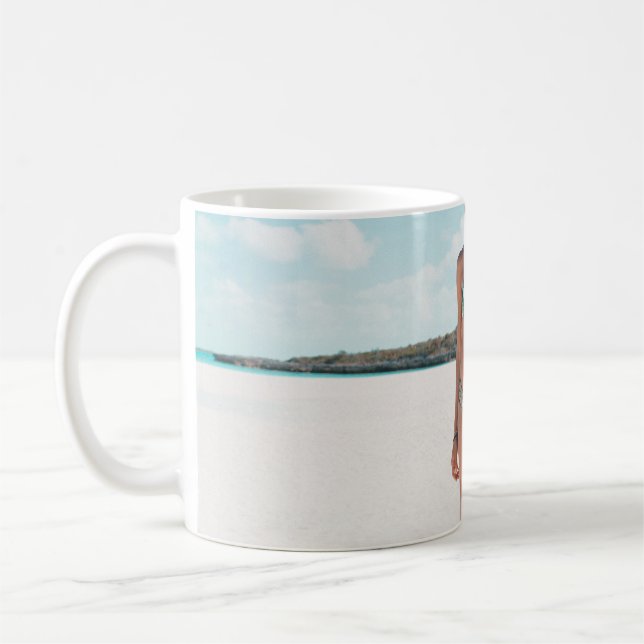 Mug Femme en bikini debout sur le sable (Gauche)