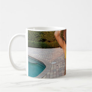 Mug Femme en bikini jaune debout sur le flo de brique 