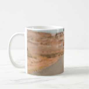 Mug Femme en chemise blanche courant sur la route le m