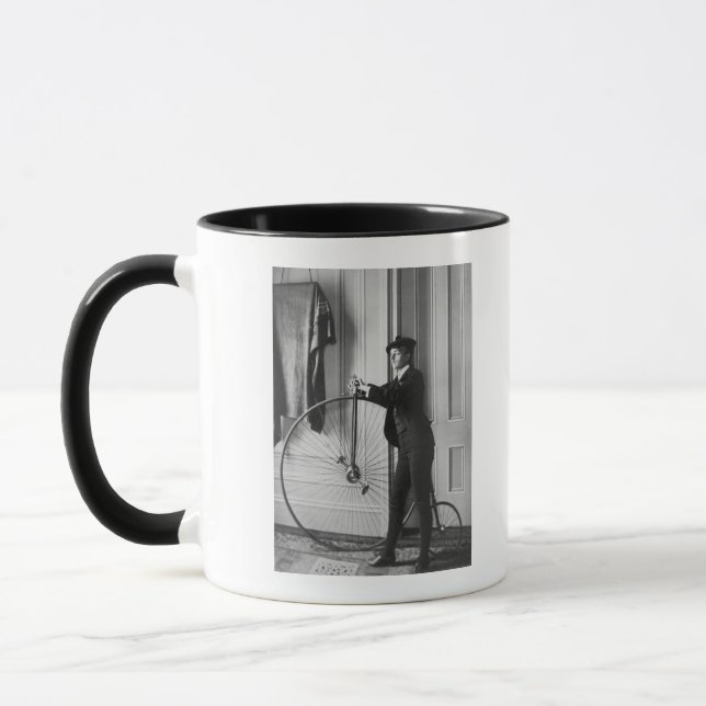 Mug Femme habillée en homme avec une bicyclette (Gauche)