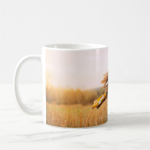 Mug Femme marchant sur le terrain en journée