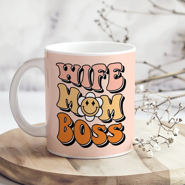 Mug "Femme mère patron" Rose Super bleu rétro ("Wife Mom Boss" Blush Pink Groovy Retro Coffee Mug on a boho wooden kitchen table.)