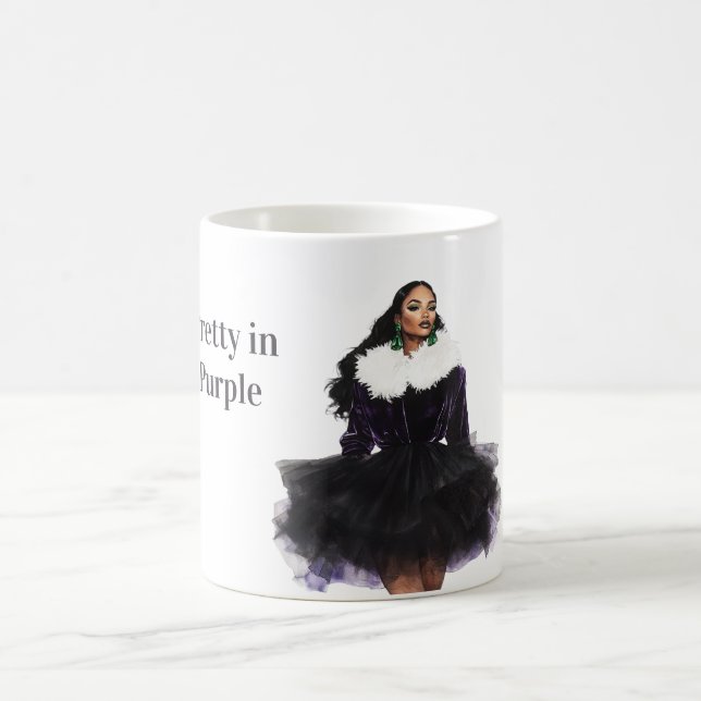 Mug Femme noire jolie en robe violette (Centre)
