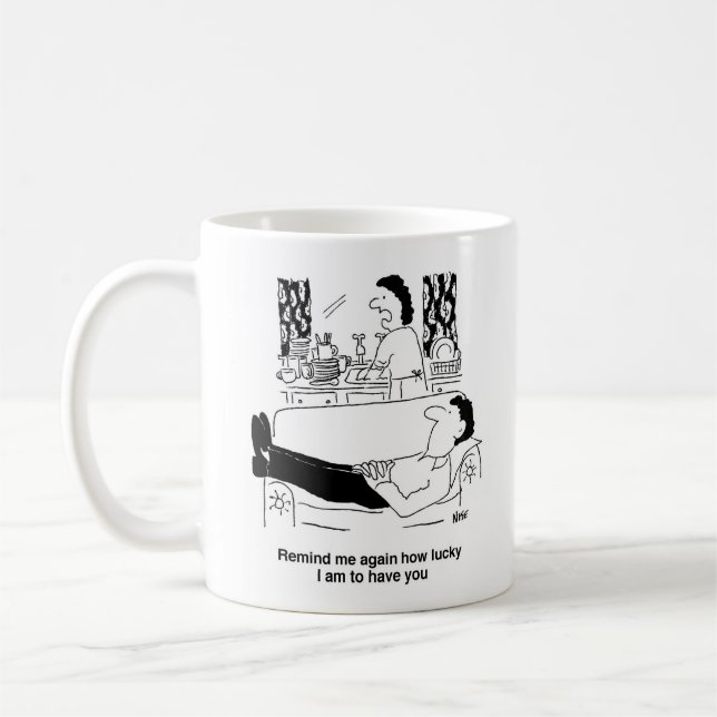 Mug Femme Occupée Alors Que Le Mari Inactif Reste. Drô (Gauche)
