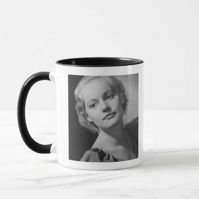 Mug Femme posant 2 (Gauche)